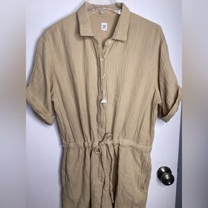 GAP 100% Cotton Crinkle Gauze Tan Button-Down Jumpsuit Large Petite